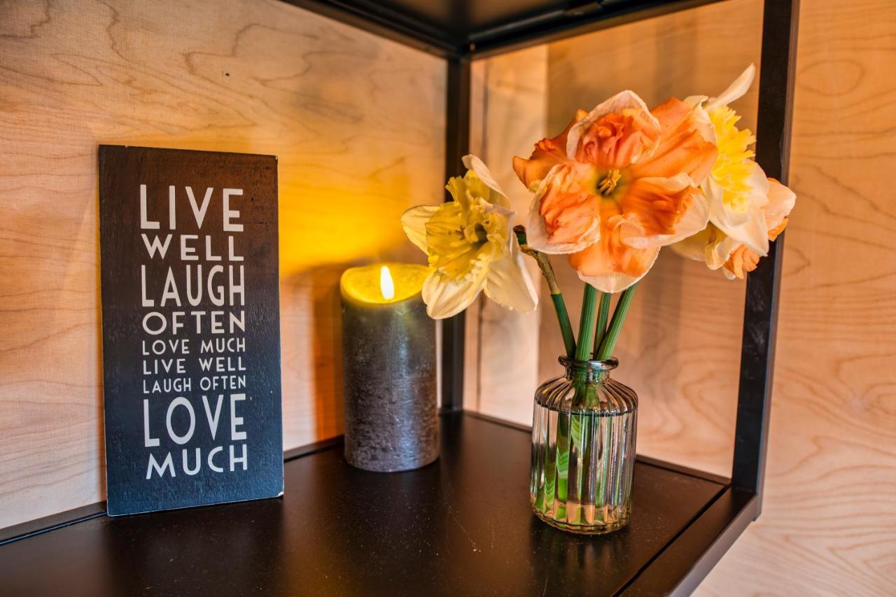 Luxury Glamping Cabin With Outdoor Bath On Cornish Flower Farm Truro Exterior foto